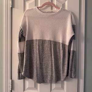 Women's Gray and White Knit Top
